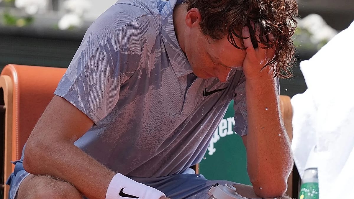 Top-ranked Jannik Sinner crashes out of French Open after apparent struggle with… | Noticias Tech y Ciencia Actualizadas