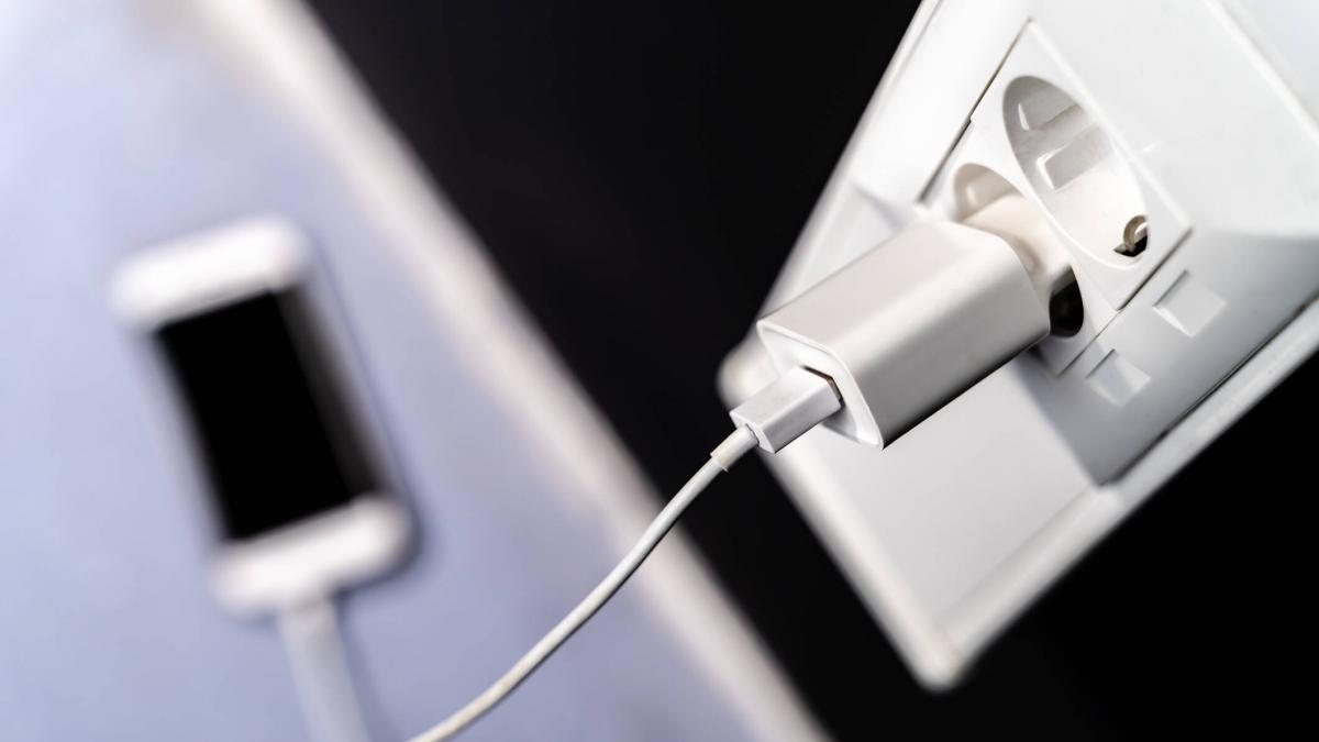 ¿Por qué el cargador del celular se calienta y cómo solucionarlo? | Noticias Tech y Ciencia Actualizadas