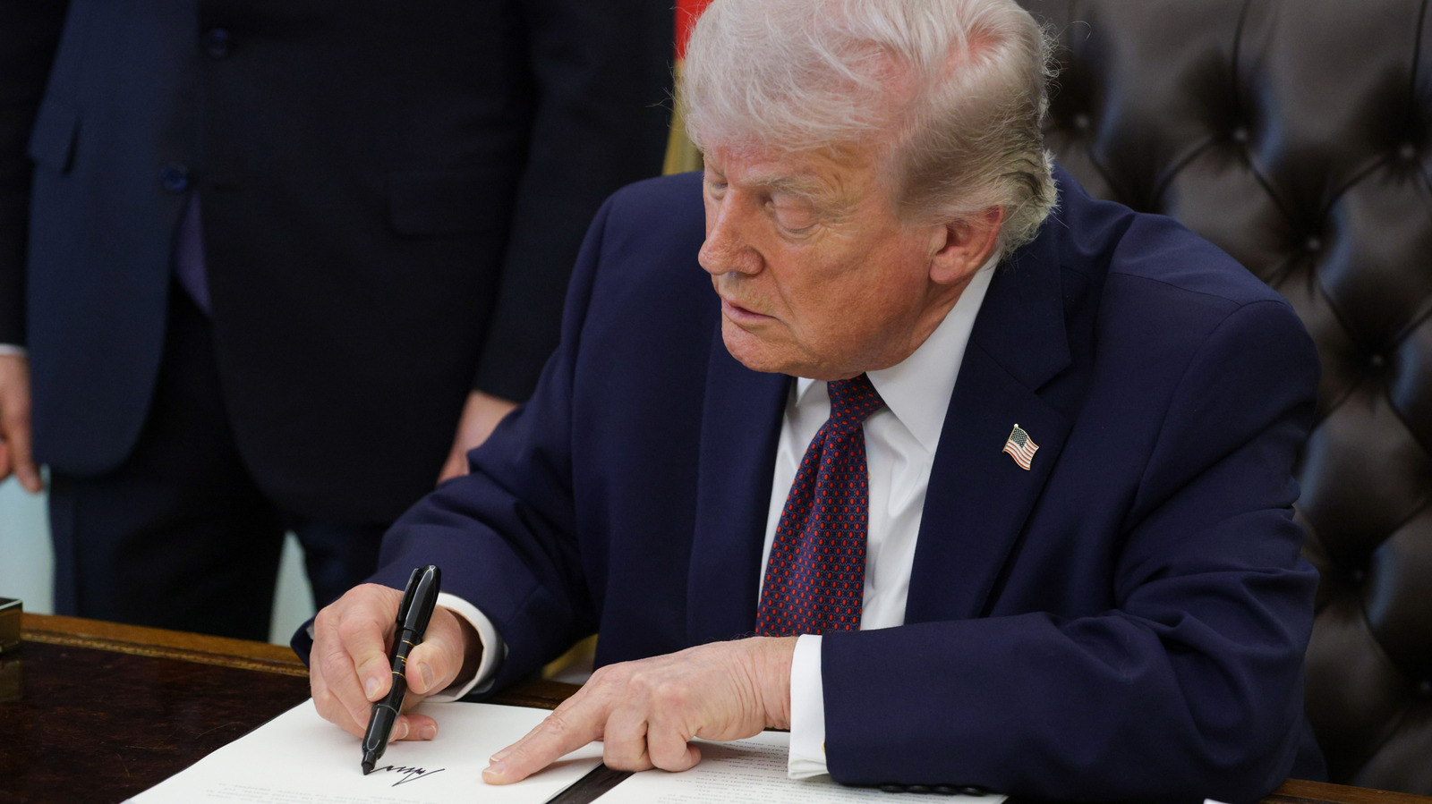 Trump signs scaled-back AI cybersecurity order | Noticias Tech y Ciencia Actualizadas